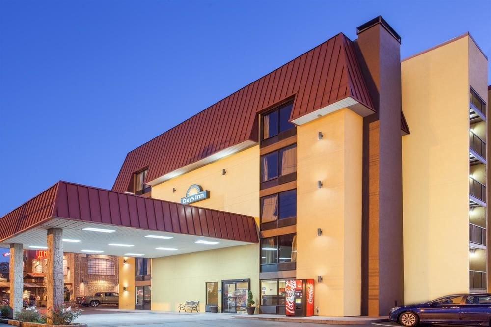 DAYS INN & SUITES BY WYNDHAM PIGEON FORGE photo 1