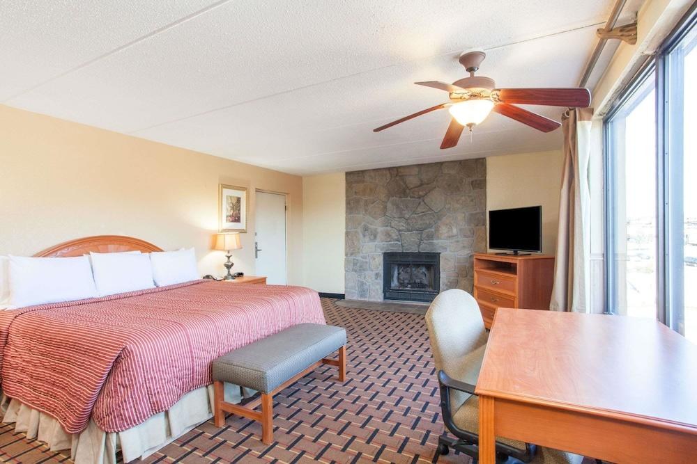 DAYS INN & SUITES BY WYNDHAM PIGEON FORGE photo 2