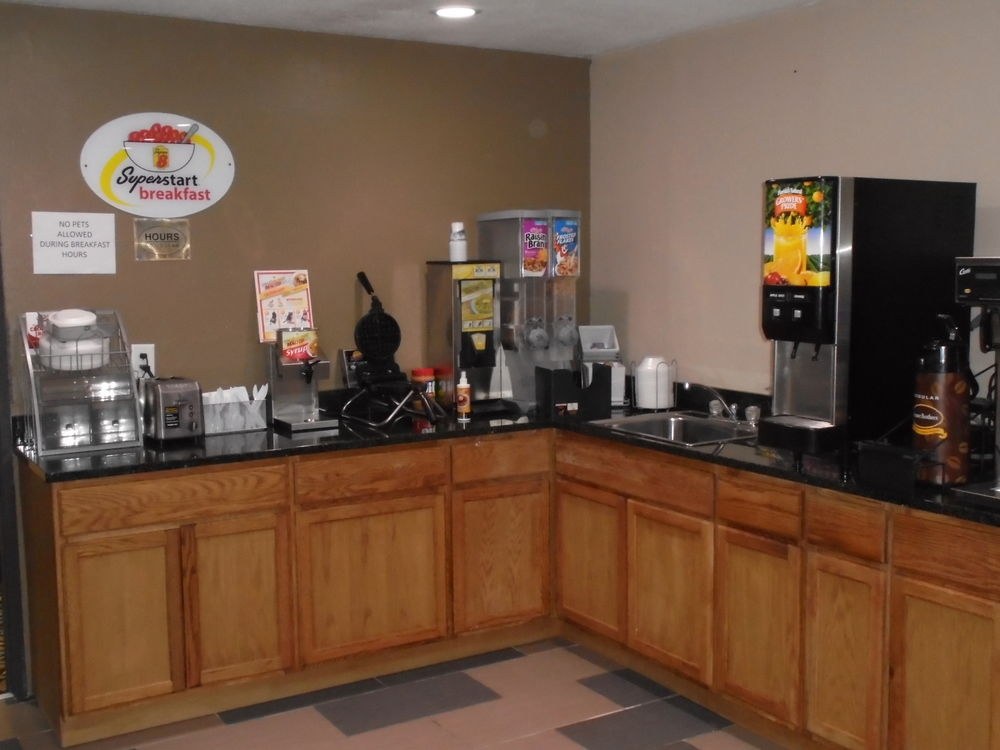 SUPER 8 BY WYNDHAM OKAWVILLE