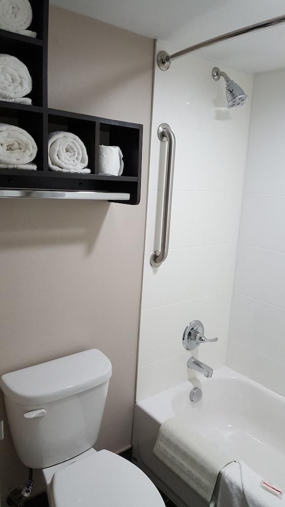 BAYMONT BY WYNDHAM CLARKSVILLE photo 3
