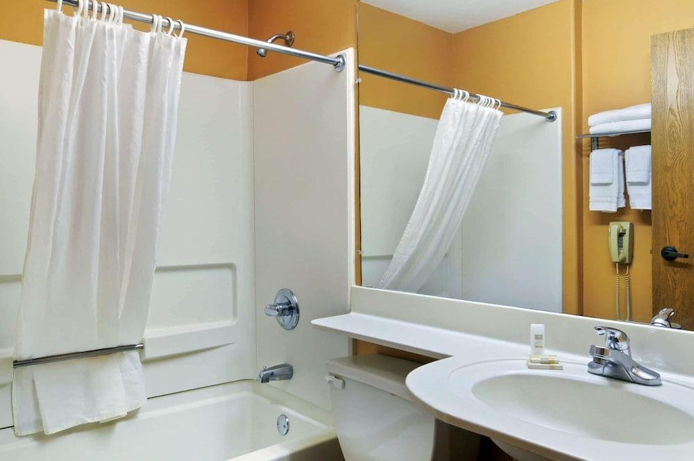 MICROTEL INN & SUITES BY WYNDHAM CLARKSVILLE photo 1