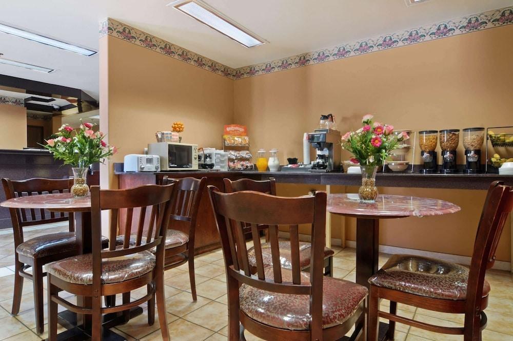 MICROTEL INN & SUITES BY WYNDHAM CLARKSVILLE photo 3