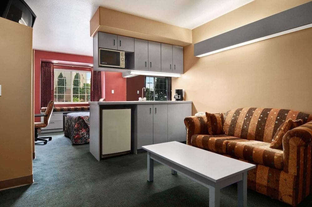 MICROTEL INN & SUITES BY WYNDHAM CLARKSVILLE photo 4