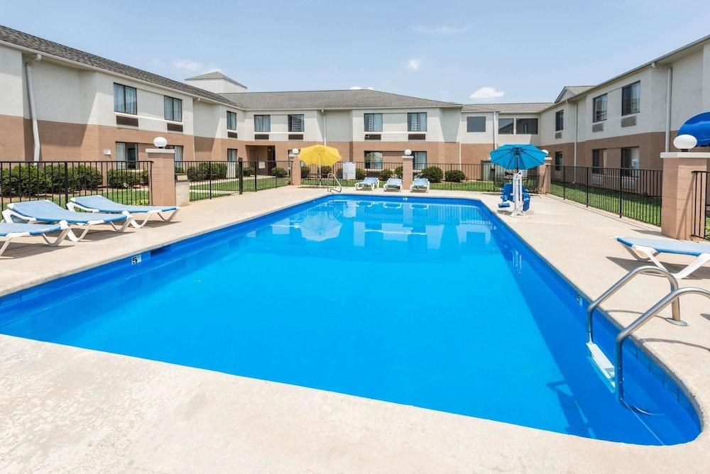 DAYS INN YADKINVILLE photo 2
