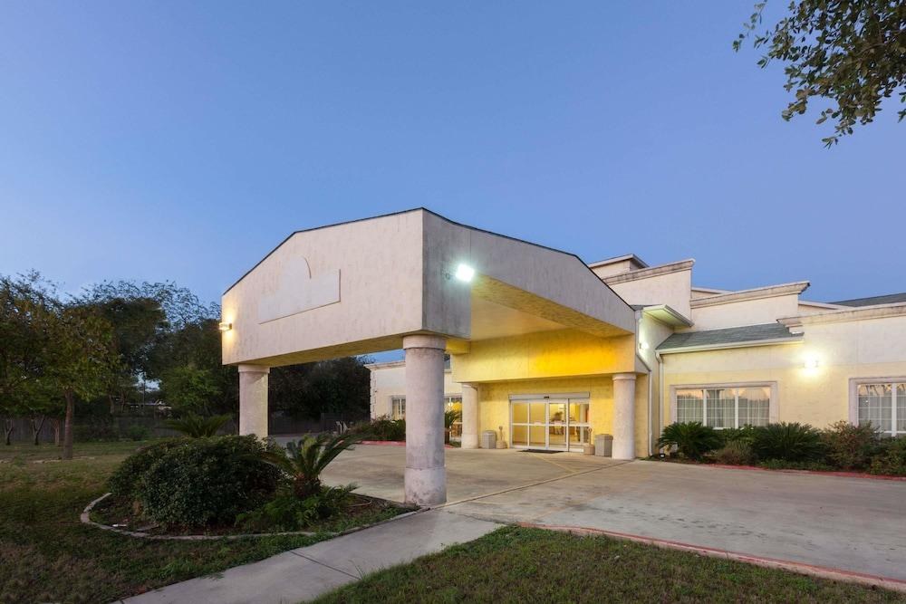 DAYS INN BY WYNDHAM SAN ANTONIO AT PALO ALTO photo 3