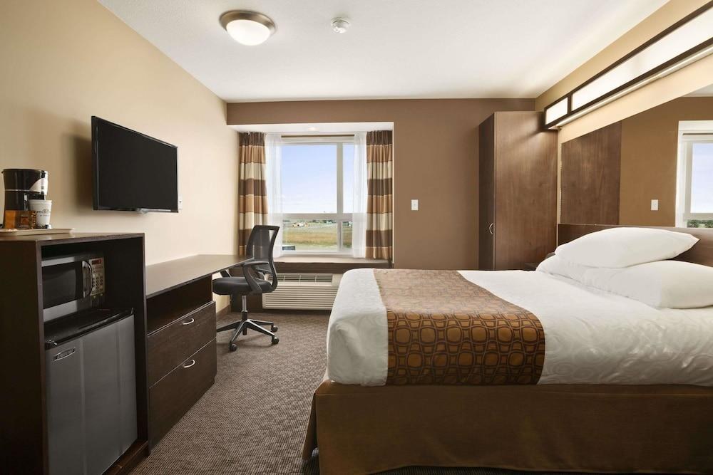 MICROTEL INN & SUITES BY WYNDHAM BLACKFALDS photo 2