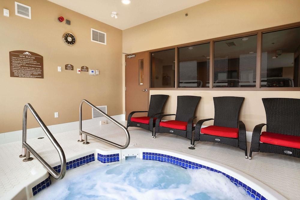 MICROTEL INN & SUITES BY WYNDHAM BLACKFALDS photo 4