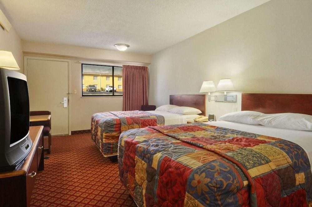DAYS INN BY WYNDHAM OVERLAND PARK photo 3