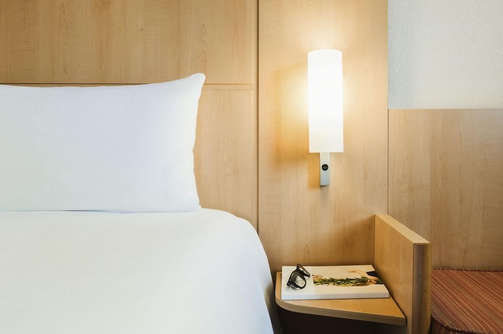 IBIS LONDON THURROCK M25 photo 3