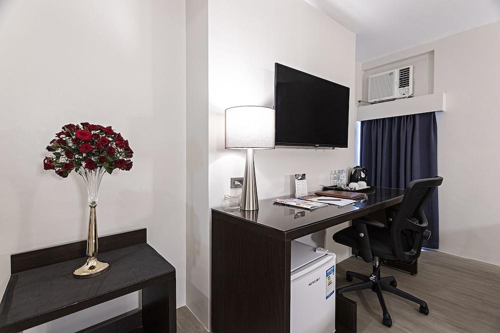 Sarrosa International Hotel and Residential Suites photo 2