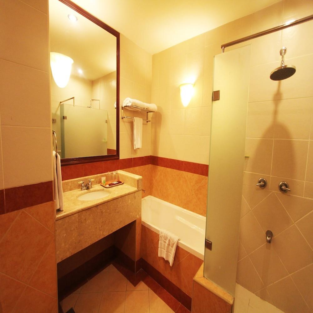 Sarrosa International Hotel and Residential Suites photo 3