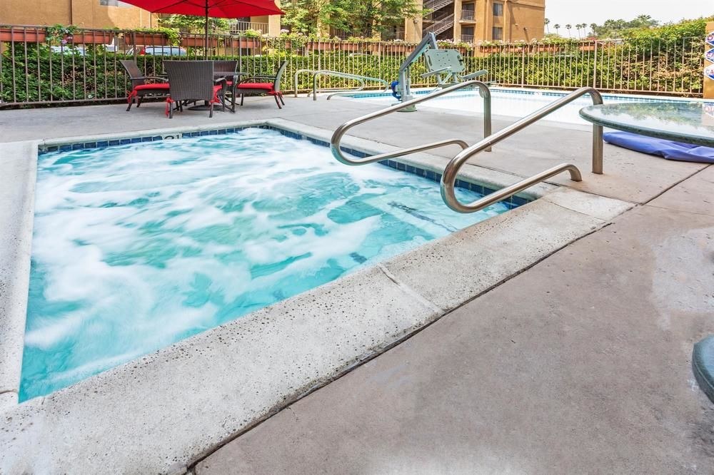 HOWARD JOHNSON BY WYNDHAM PASADENA photo 1