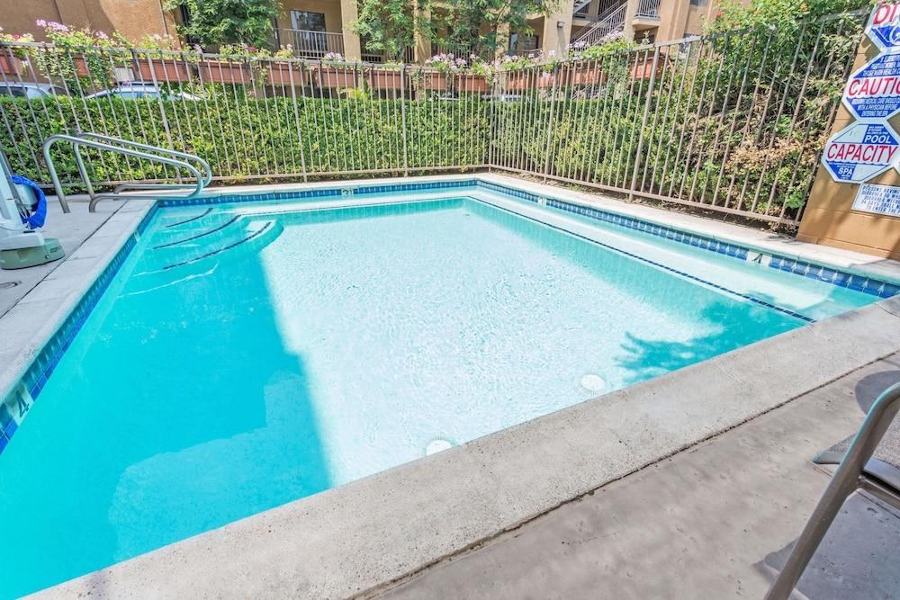 HOWARD JOHNSON BY WYNDHAM PASADENA photo 3