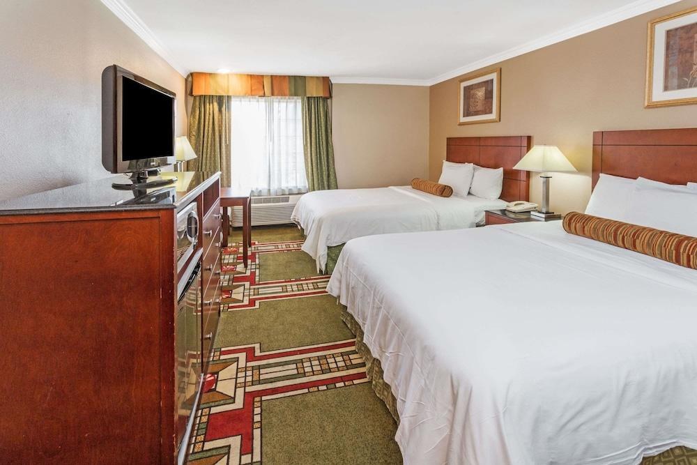 HOWARD JOHNSON BY WYNDHAM PASADENA photo 4