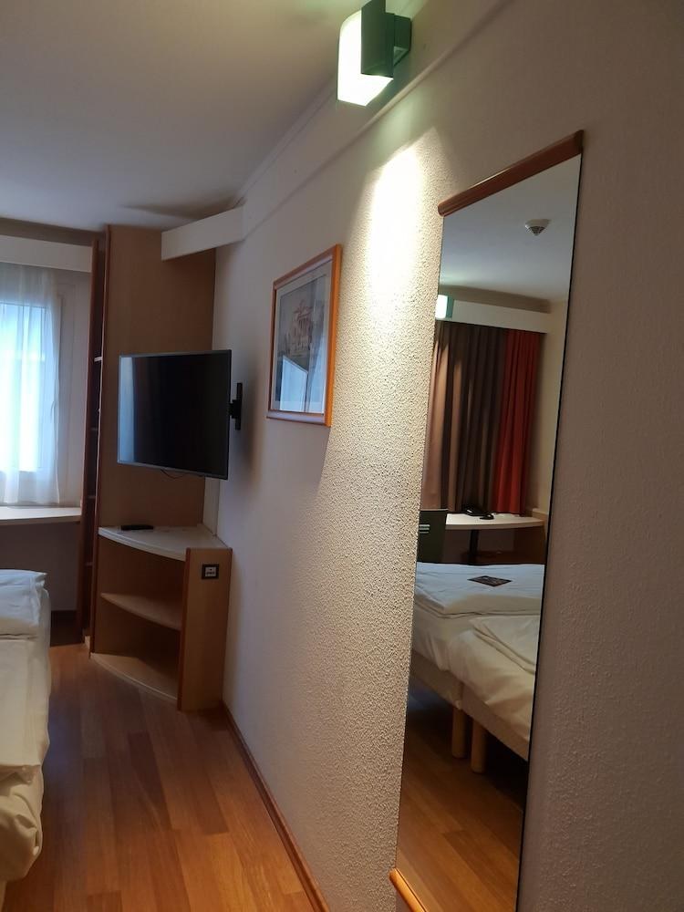 B&B HOTEL Hamburg-Airport photo 2