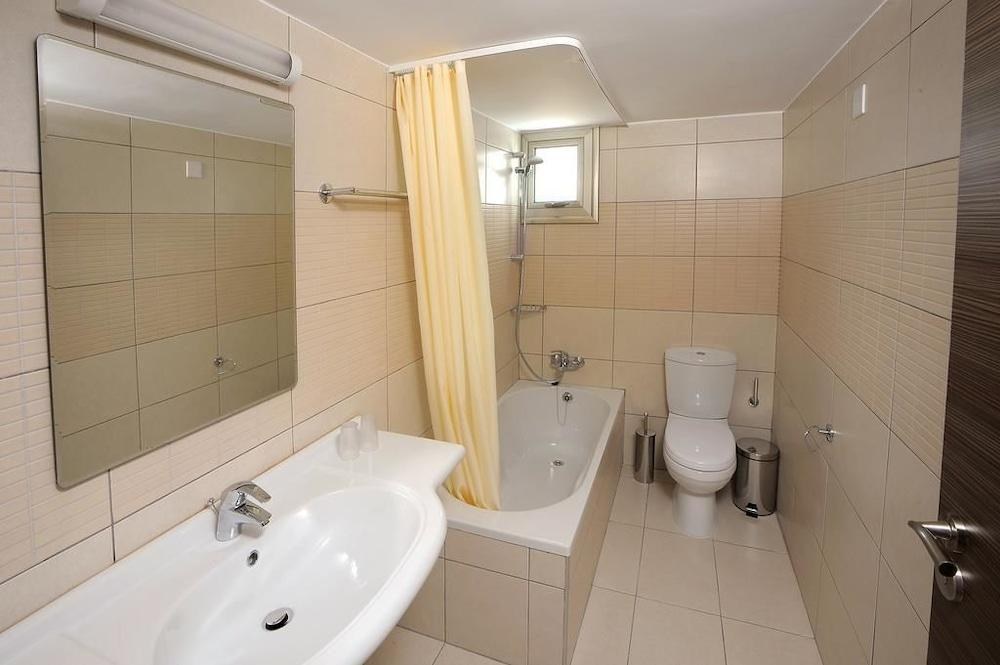 PETROSANA HOTEL APARTMENTS photo 2