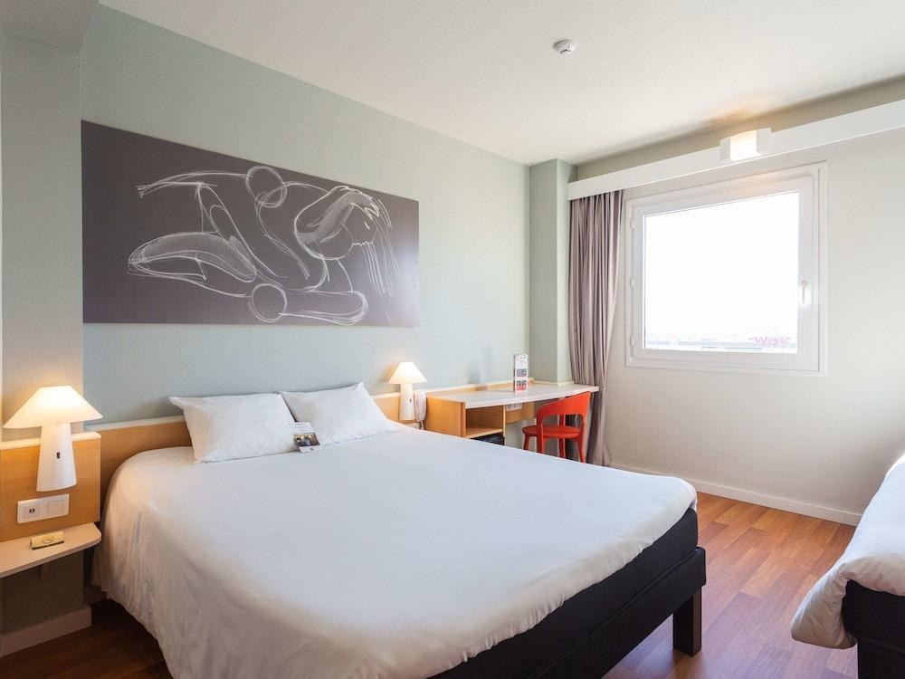 IBIS ELCHE photo 3