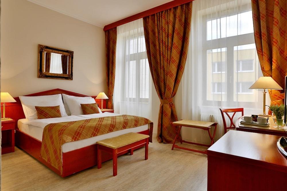 CARLTON HOTEL photo 2