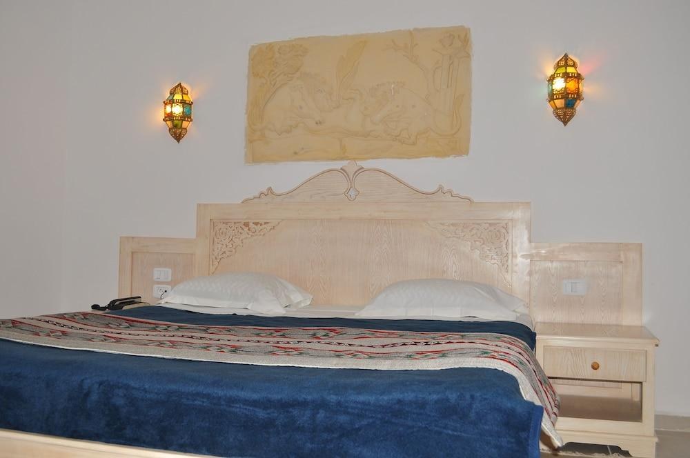 ZODIAC HOTEL photo 2