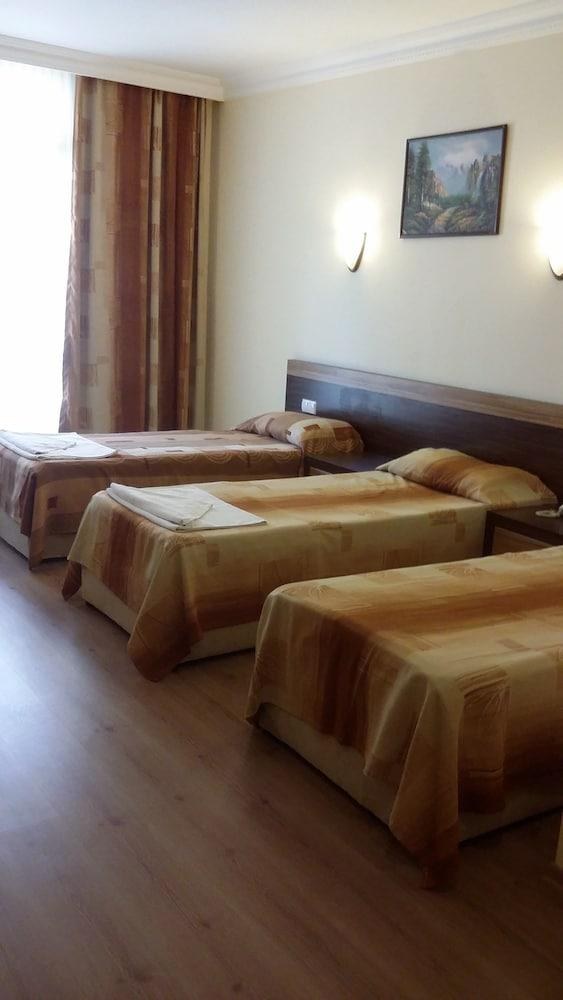 Primera Suite Hotel photo 2