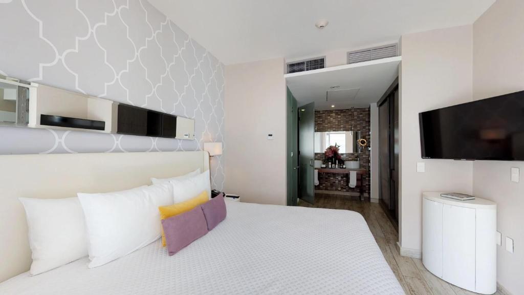 THE FIVES BEACH HOTEL & RESIDENCES photo 4