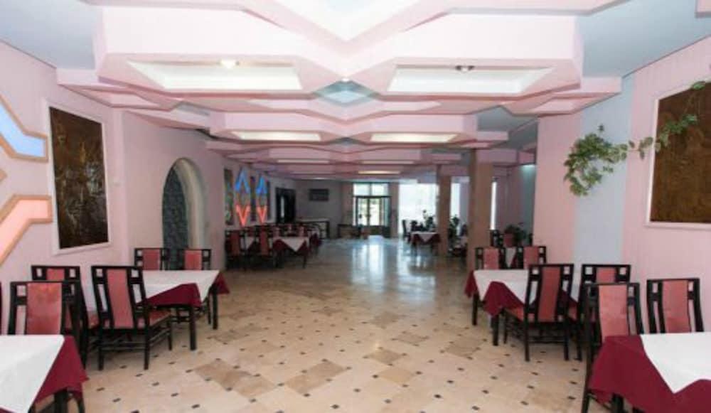HOTEL LES PYRAMIDES photo 3