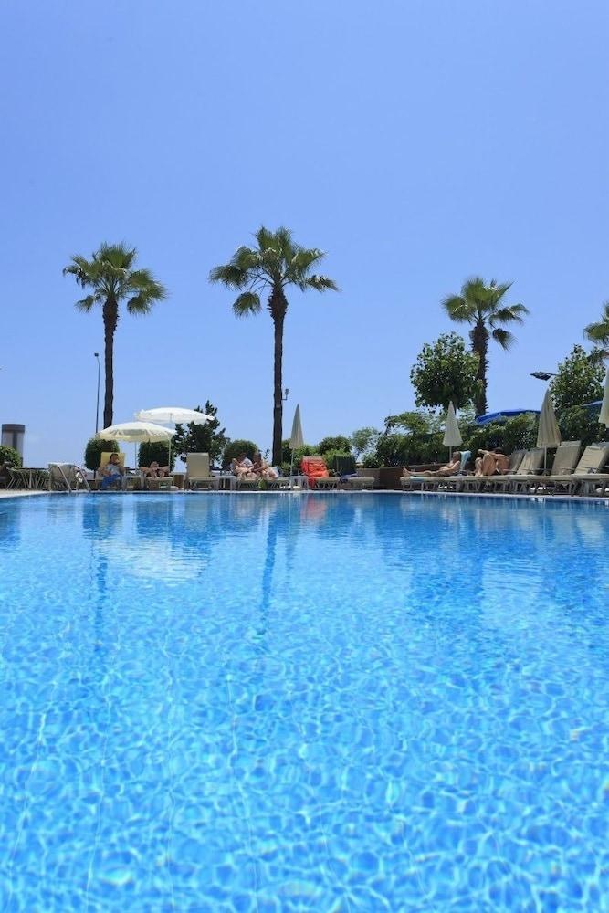 MONART CITY HOTEL photo 2