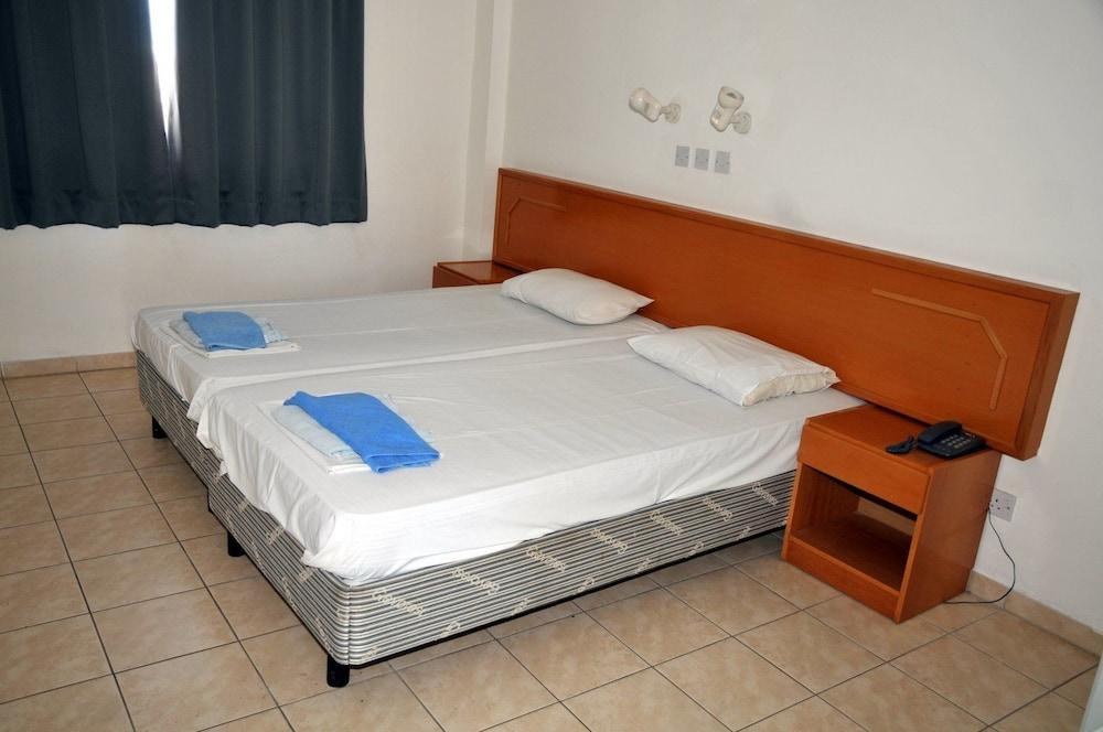 DEBBIE XENIA HOTEL APARTMENTS photo 2