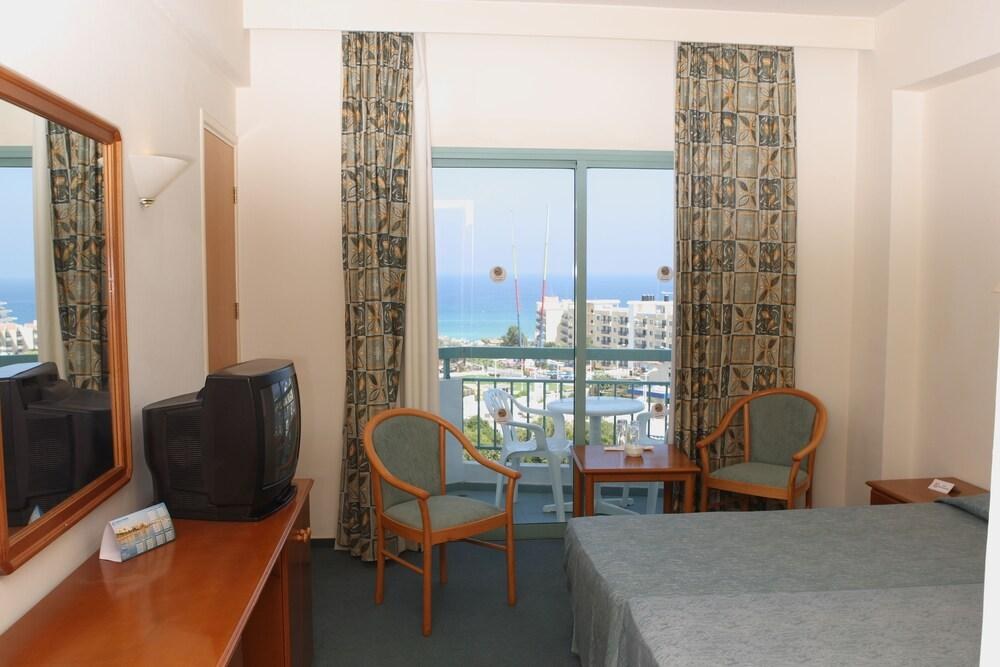HOTEL ANTIGONI photo 2