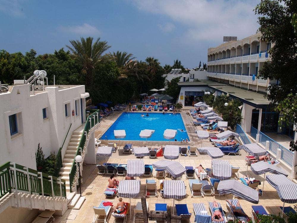 PAPHIESSA HOTEL AND APARTMENTS photo 2