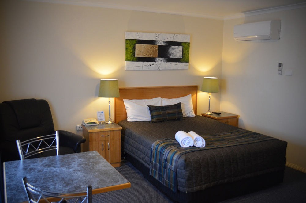 ARKANA MOTOR INN & TERRACE APARTMENTS