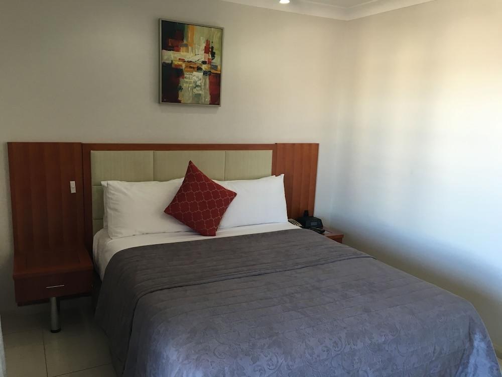 COMFORT INN & SUITES BURWOOD photo 2