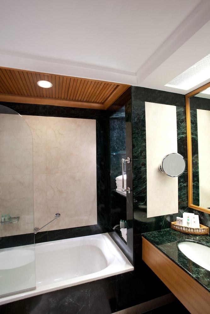 TRIDENT HOTEL photo 2