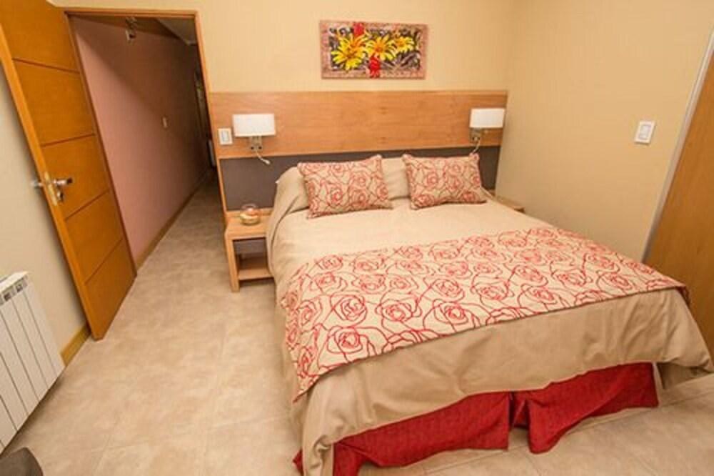 LOS ROBLES APART & SPA photo 2