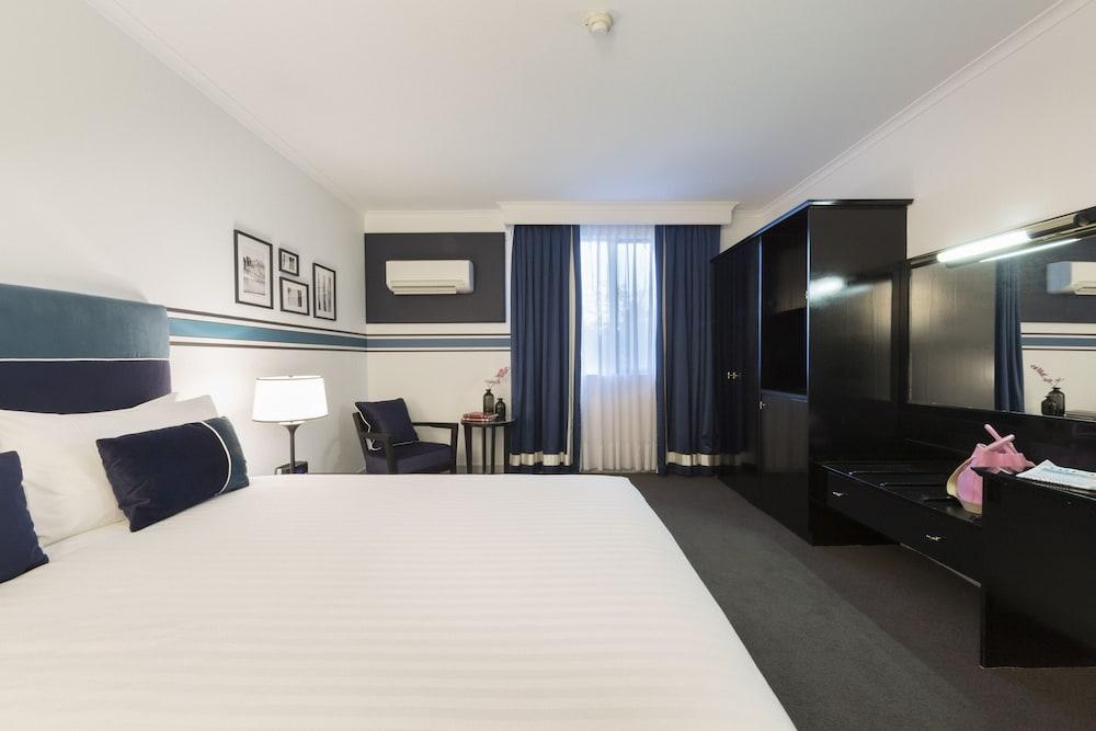 Ramada by Wyndham Diplomat Canberra