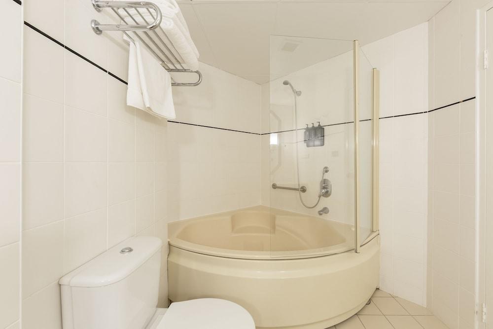 Ramada by Wyndham Diplomat Canberra photo 4