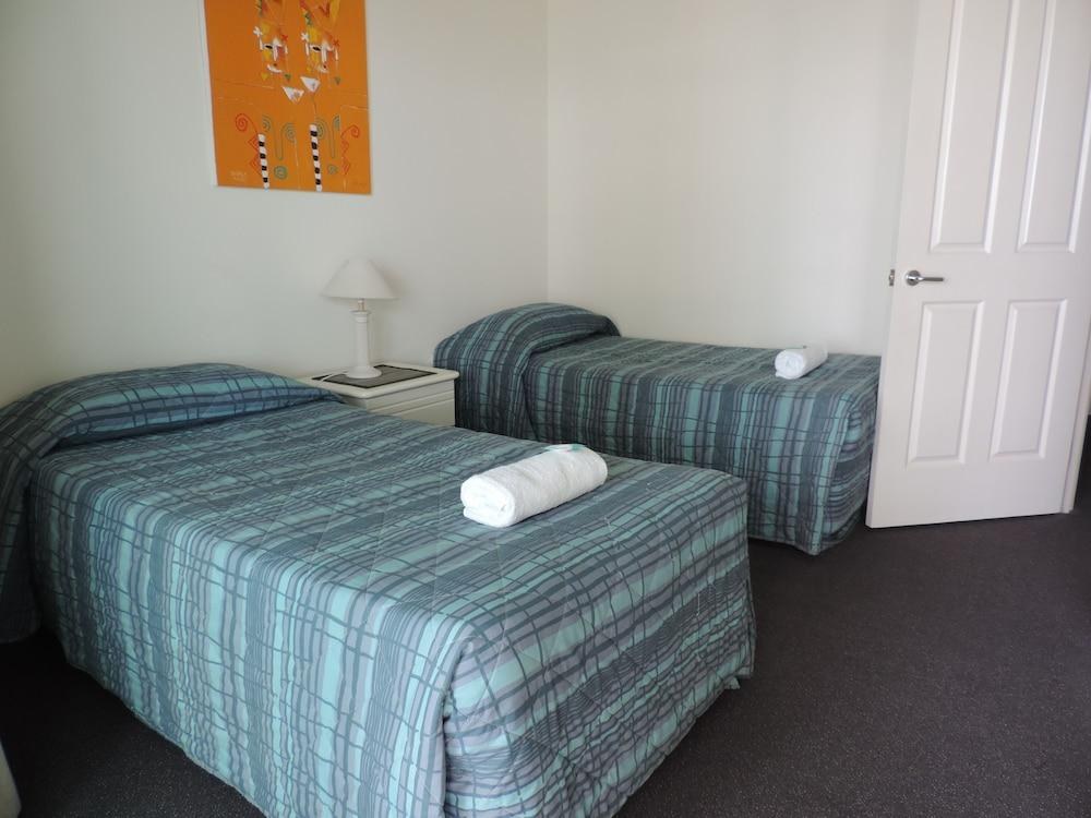 EMERALD SANDS APARTMENTS photo 2