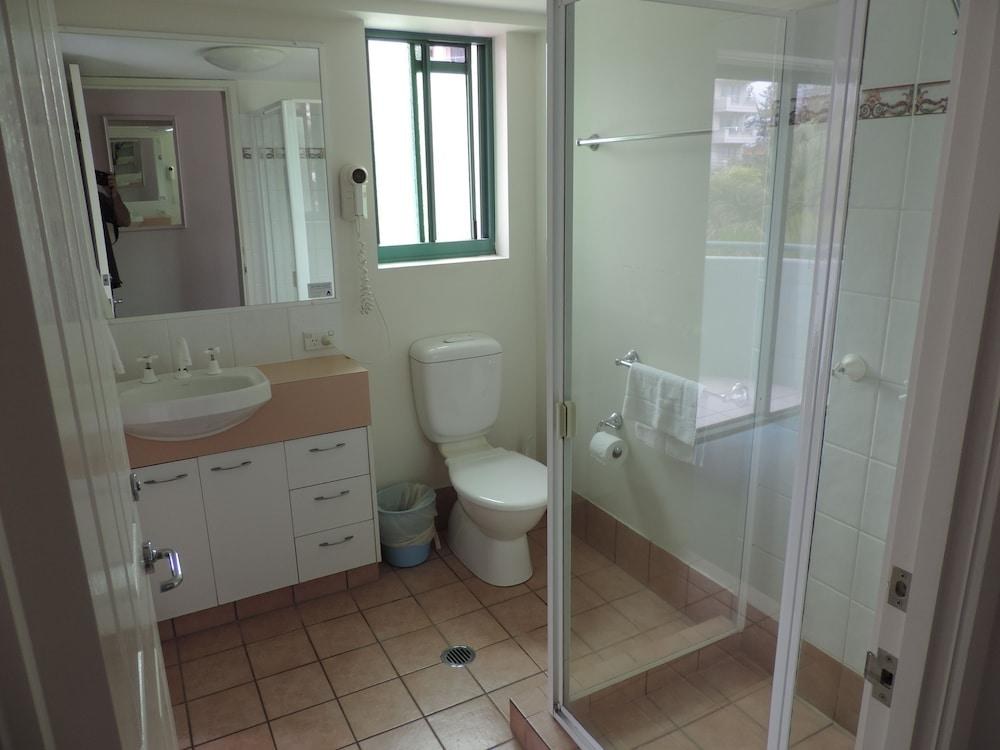 EMERALD SANDS APARTMENTS photo 3