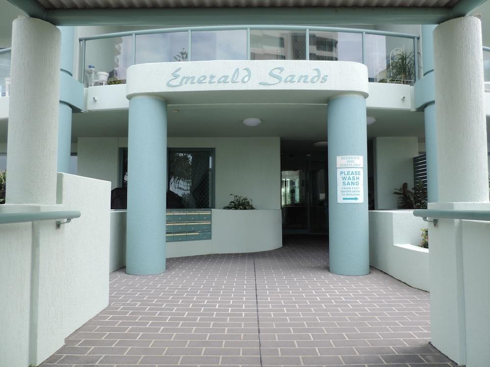 EMERALD SANDS APARTMENTS photo 4