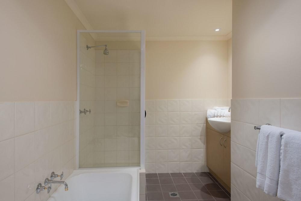 COUNTRY CLUB VILLAS photo 3