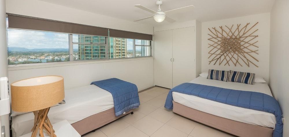 PACIFIC PLAZA APARTMENTS photo 4