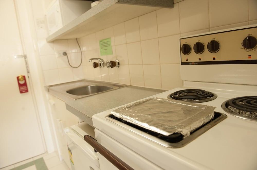 PARKLANE MOTEL photo 2