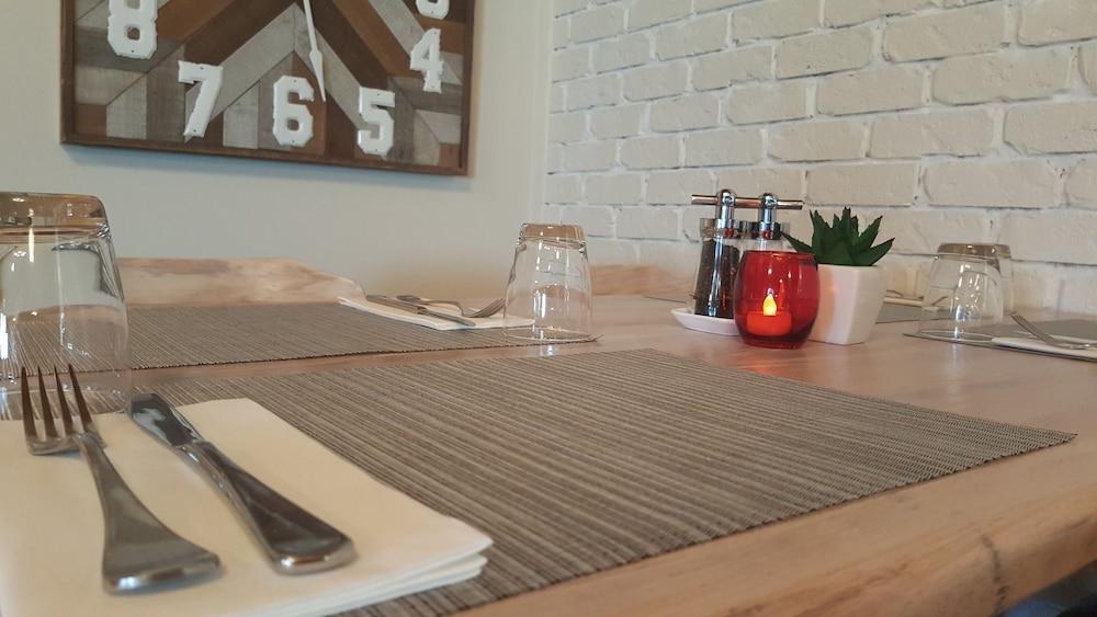 QUALITY INN CARRIAGE HOUSE photo 2