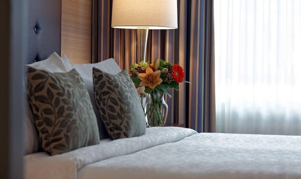 CAMBRIDGE SUITES photo 4