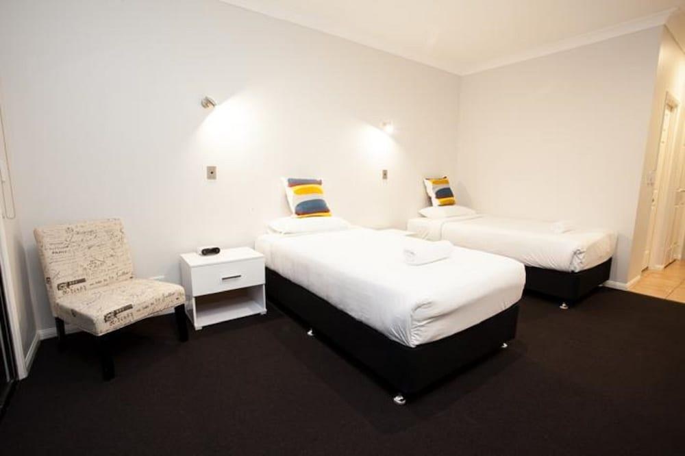 Springwood Motor Inn photo 2