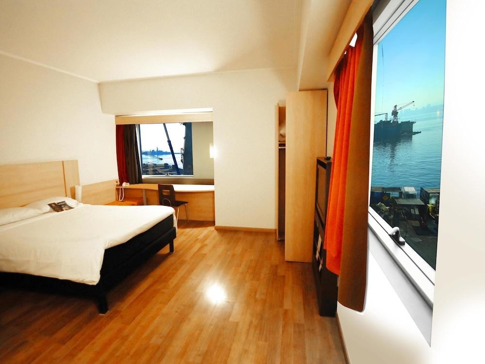 IBIS VALPARAISO photo 2