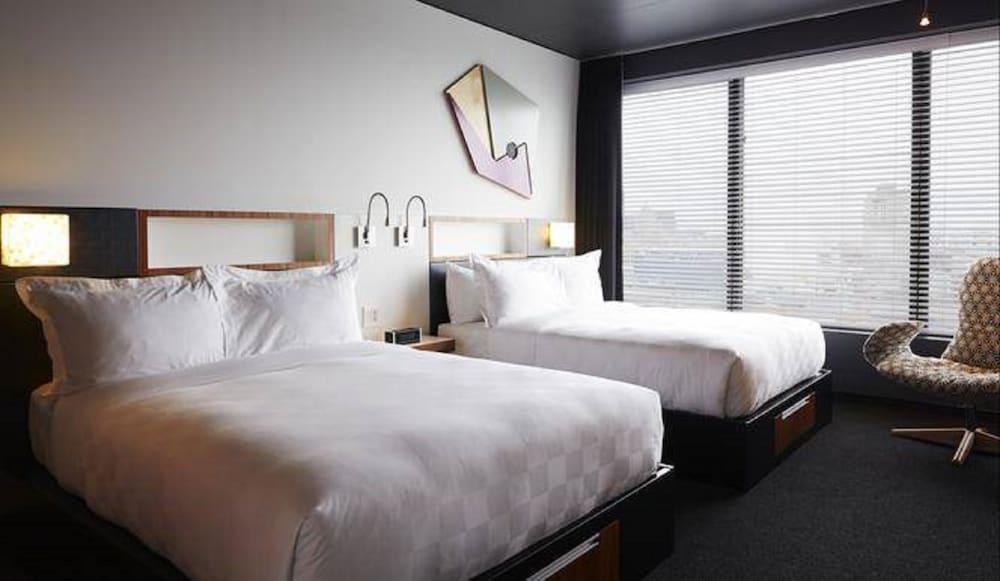 ALT HOTEL MONTREAL photo 2