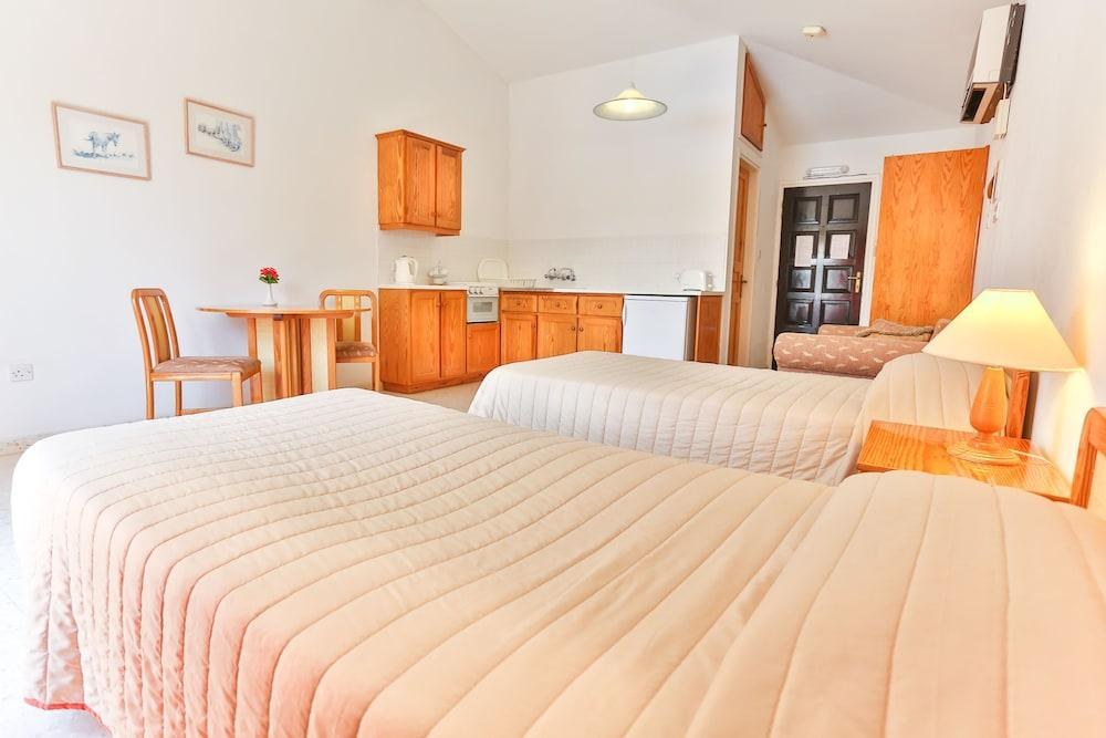 Tavros Hotel Apartments photo 2
