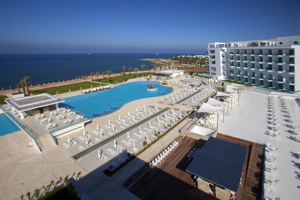 KING EVELTHON BEACH HOTEL AND RESORT photo 2