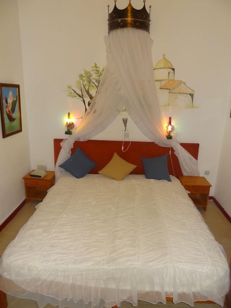 KINIRAS TRADITIONAL HOTEL & RESTAURANT photo 2